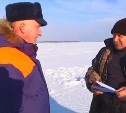 Вслед за рыбаками на лед сахалинских озер вышли спасатели