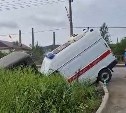 Скорая помощь и отечественный микроавтобус оказались в кювете в Углегорске