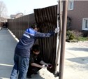 В пригороде Южно-Сахалинска судебные приставы снесли забор (ФОТО)