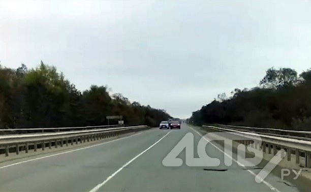 Гонщик на "Тесле" вылетел на встречку на мосту в Южно-Сахалинске, едва не спровоцировав аварию