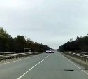 Гонщик на "Тесле" вылетел на встречку на мосту в Южно-Сахалинске, едва не спровоцировав аварию