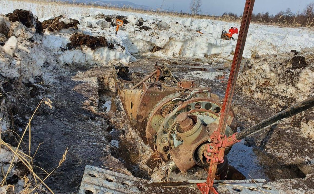 "Сильно горел": сахалинские поисковики откапывают из болота останки американского самолёта