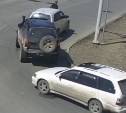 "Пропустил пешехода, получил удар в бампер": в Южно-Сахалинске внедорожник догнал кроссовер 