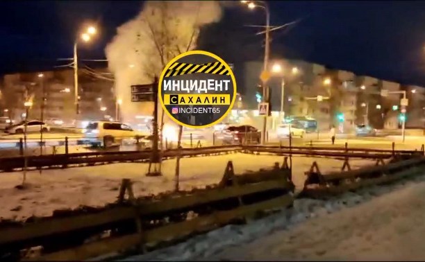 Седан загорелся на дороге в Южно-Сахалинске
