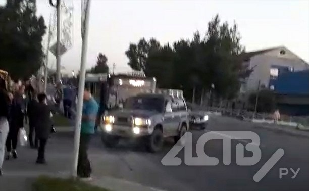 "Девчонки упали, женщина ударилась головой": внедорожник с лодкой на прицепе подрезал автобус в Южно-Сахалинске