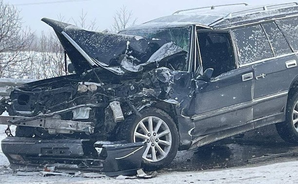 В ГИБДД раскрыли предварительную причину аварии с автобусом на Холмской трассе