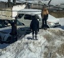 Очевидица: дети в Южно-Сахалинске раскачиваются на проводах, как на качелях