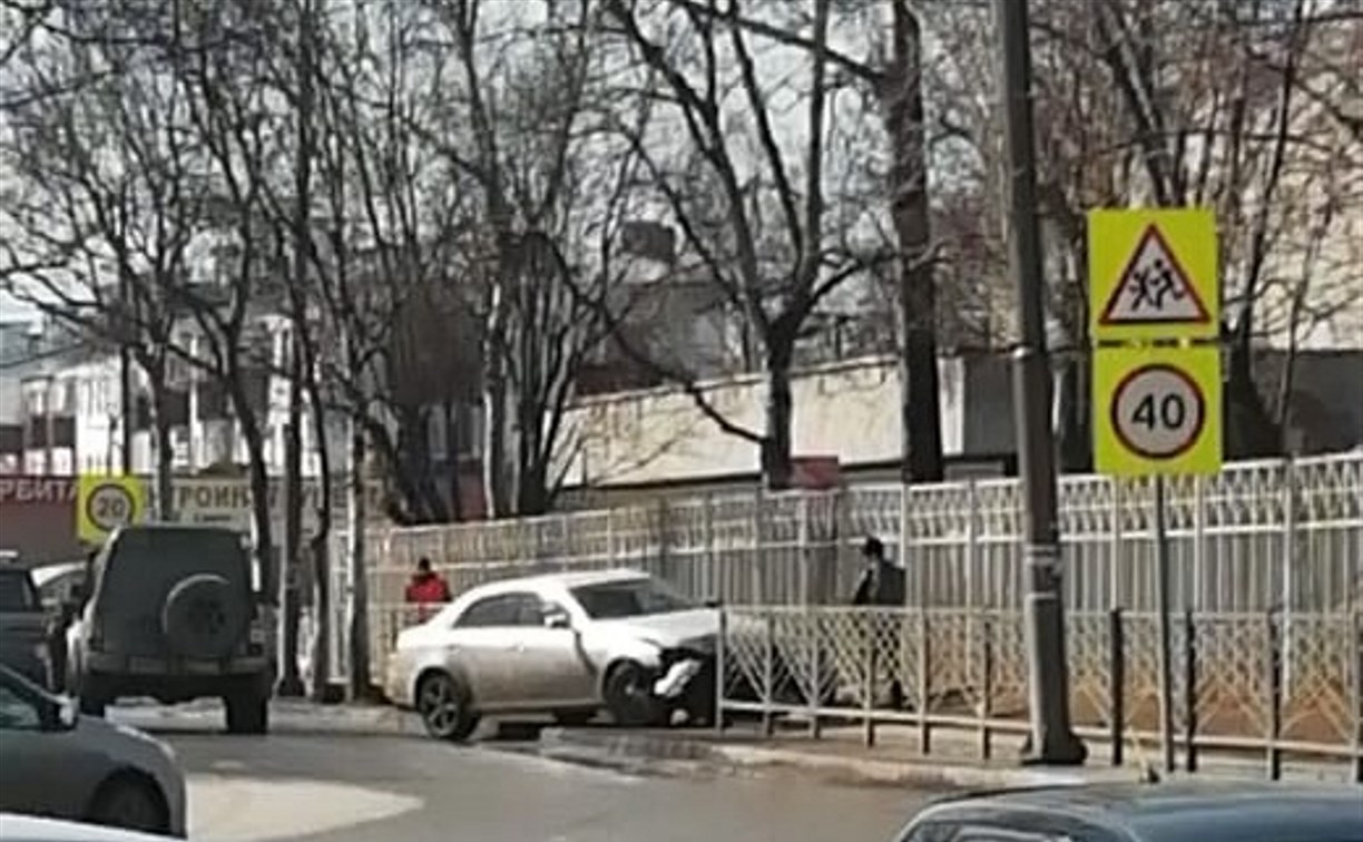 Иномарка вылетела на тротуар в Корсакове