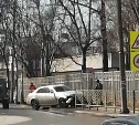 Иномарка вылетела на тротуар в Корсакове