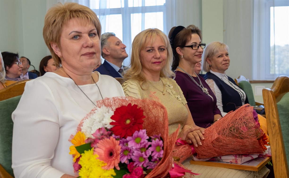 Почетные звания «Заслуженный работник образования Сахалинской области» получили 3 педагога 