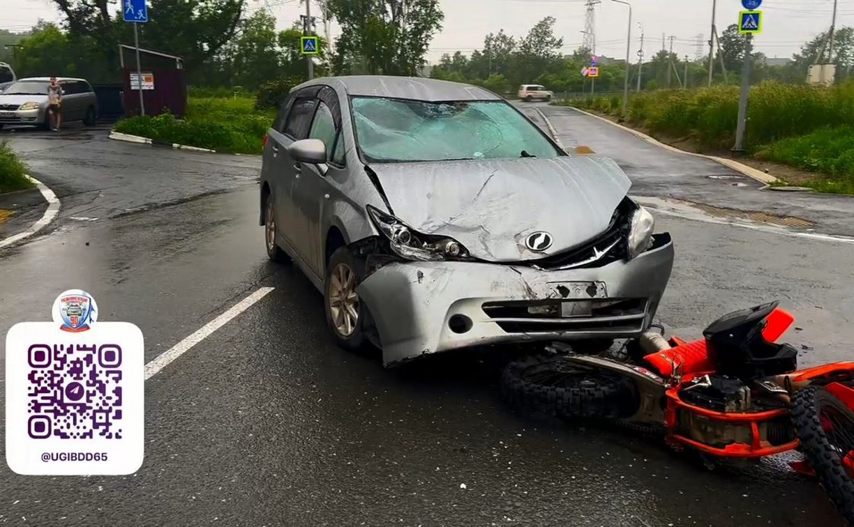 В Южно-Сахалинске автомобиль сбил несовершеннолетнего подростка на мотоцикле