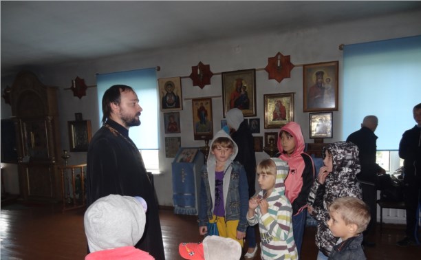 Детей из реабилитационного центра привезли в монастырь (ФОТО) Детей из реабилитационного центра привезли в монастырь (ФОТО)