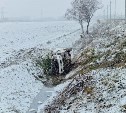 Женщина и ребёнок пострадали в вылетевшем в кювет внедорожнике в Южно-Сахалинске