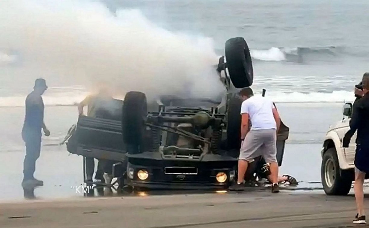 На Курилах автомобиль с туристами упал на крышу во время дрифта на берегу моря 