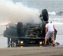 На Курилах автомобиль с туристами упал на крышу во время дрифта на берегу моря 