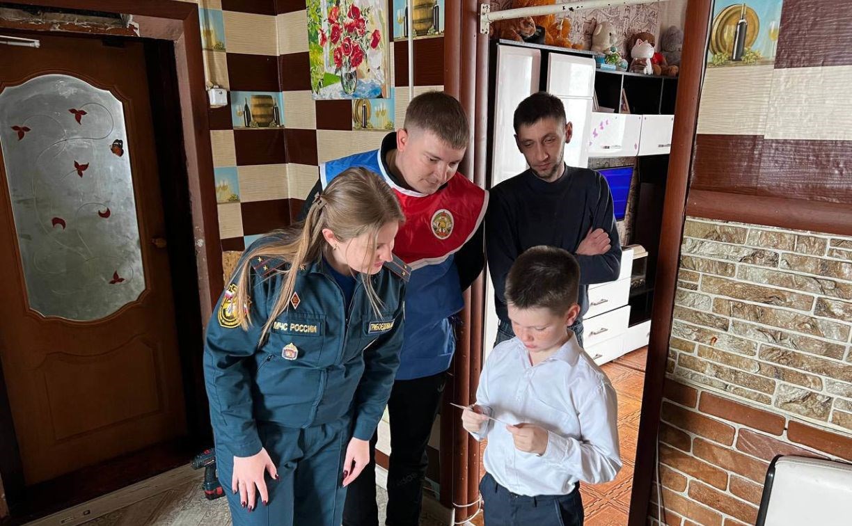 Многодетным семьям Александровска-Сахалинского устанавливают пожарные извещатели