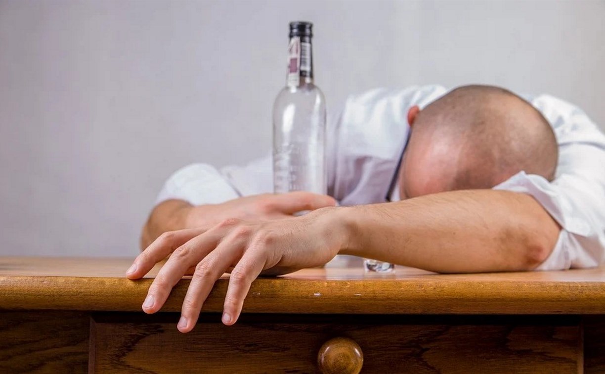 Россияне с начала года стали реже умирать от отравления алкоголем