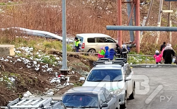 Пьяный водитель на универсале возле алкомаркета влетел в теплотрассу в Холмске