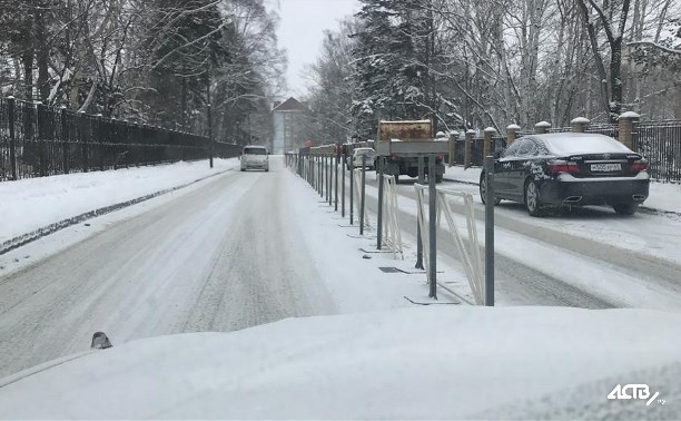 На Музейной в Южно-Сахалинске дорогу разделили пополам На Музейной в Южно-Сахалинске дорогу разделили пополам
