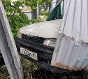 Легковушка раскурочила забор недалеко от вокзала в Южно-Сахалинске