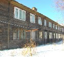 Печное отопление и удобства на улице: суровая реальность для жителей дома №8 на улице Ленина в Смирных