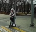 Женщина с ребёнком проехала на самокате через "зебру": сразу два нарушения