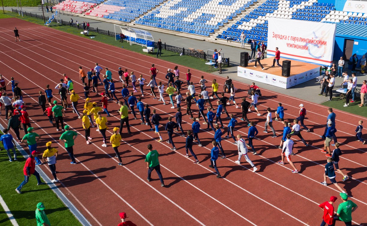 Больше 100 детей вышли на зарядку с Паралимпийскими чемпионами в Южно-Сахалинске