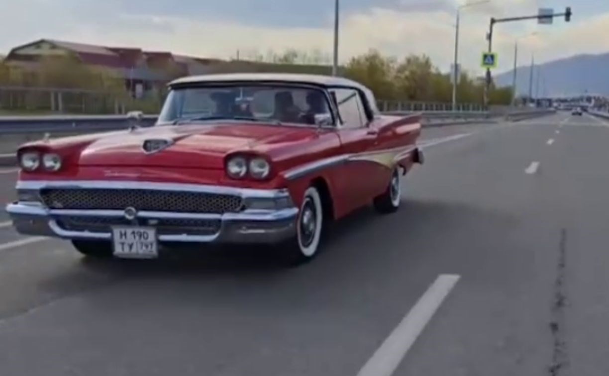 Ретро-красавец на Камчатке: Ford Fairlane 500 Skyliner рассекает по дорогам полуострова