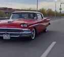 Ретро-красавец на Камчатке: Ford Fairlane 500 Skyliner рассекает по дорогам полуострова
