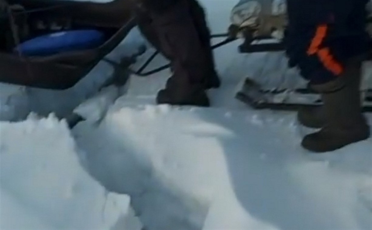 Раз по льду пошли трещины. Омск происшествия на льду. Разрушение льда в Охотске. Иваново рыбаки на льду. Лед сошел.