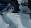 В Охотском по льду пошла трещина, рыбачить опасно