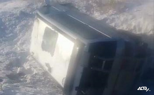 Женщина пострадала при столкновении двух микроавтобусов в Южно-Сахалинске