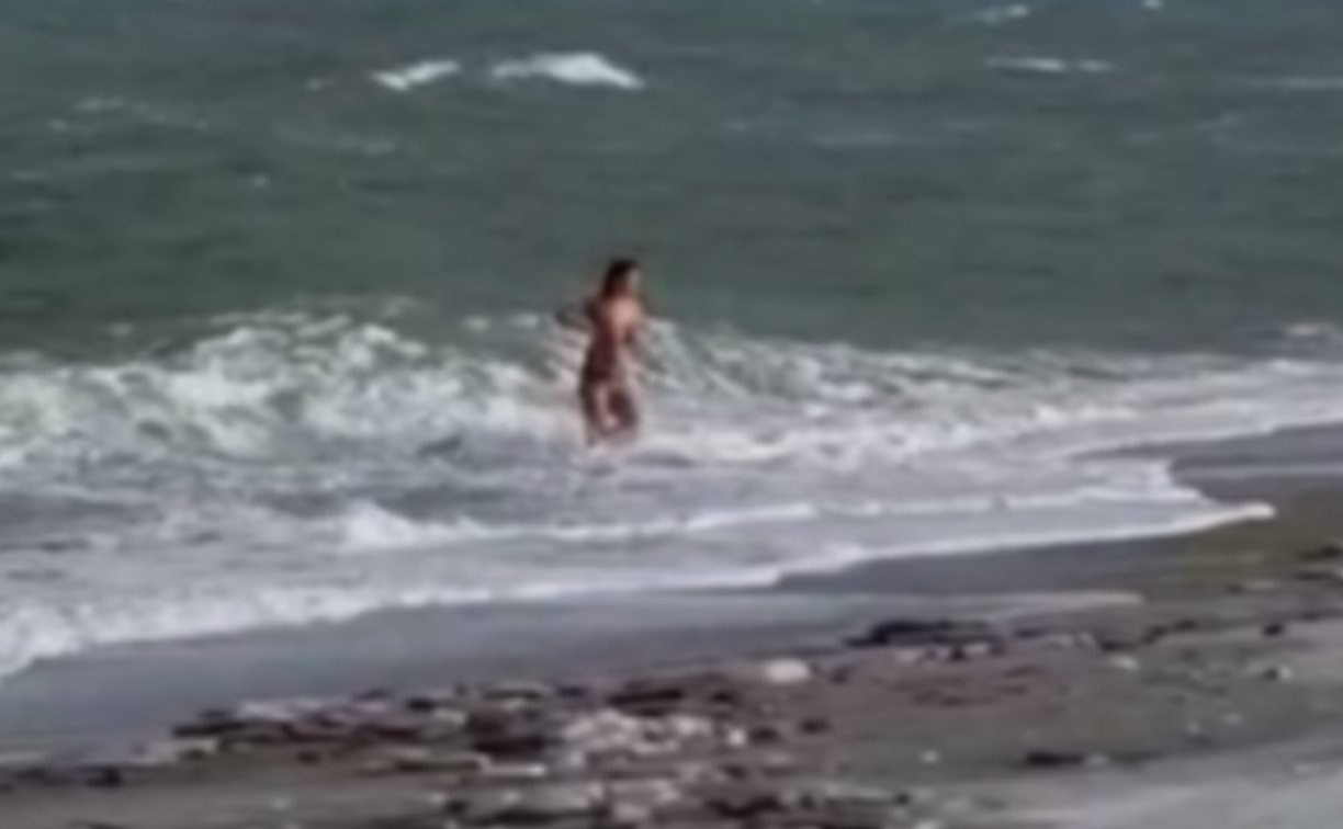 Соцсети: на Сахалине девушка в купальнике 1 января окунулась в Охотское море