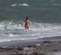 Соцсети: на Сахалине девушка в купальнике 1 января окунулась в Охотское море
