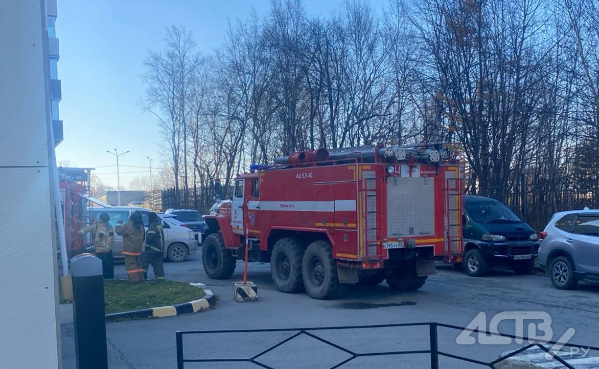 Эвакуировали 4 взрослых и 2 детей: в МЧС сообщили детали пожара на улице Комсомольской в Южно-Сахалинске