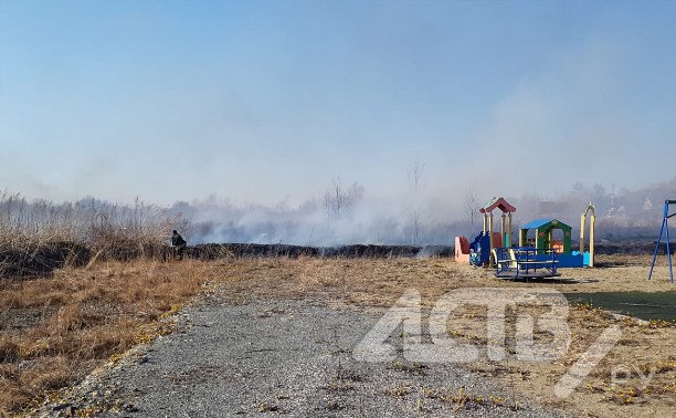 Неизвестные пустили ракетницу со стороны ЛИУ и чуть не сожгли частный сектор в Южно-Сахалинске