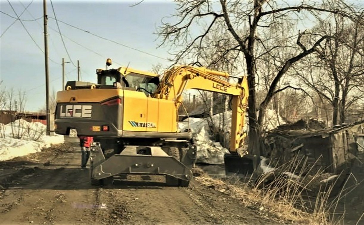 Вскрыли канавы, убрали заторы: в Долинском районе продолжаются противопаводковые мероприятия