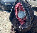 Цыганка прикинулась старушкой и просит подаяние у жителей Южно-Сахалинска