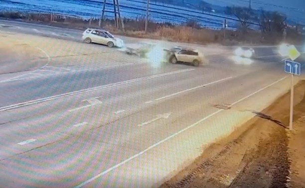 Появилось видео момента аварии в Южно-Сахалинске, в которой пострадало три человека