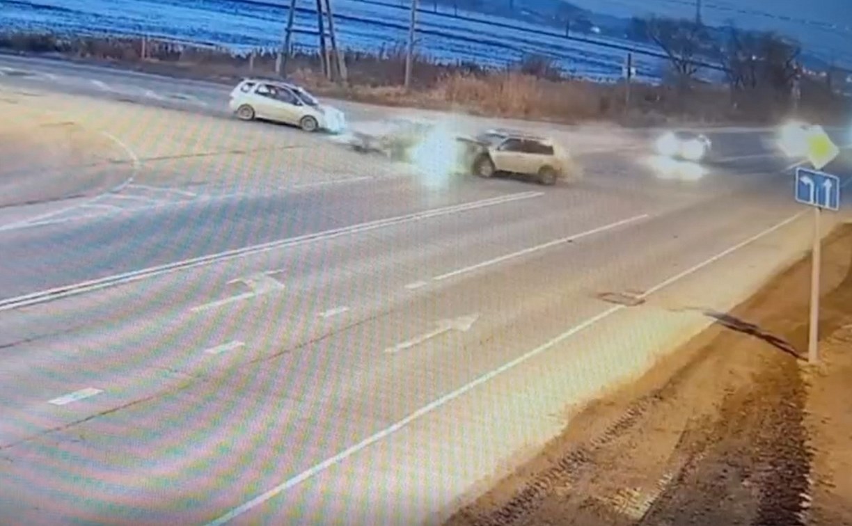 Появилось видео момента аварии в Южно-Сахалинске, в которой пострадало три человека 