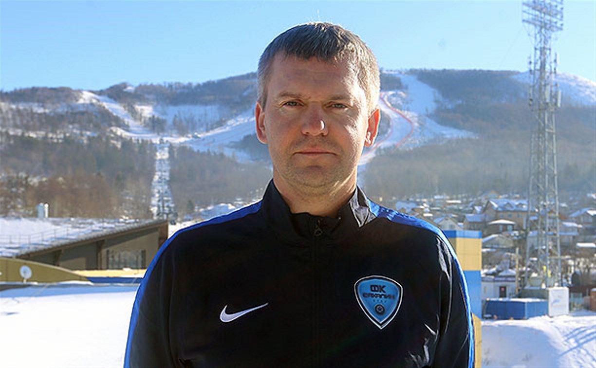 Молодым футболистам «Сахалина» прислали нового тренера