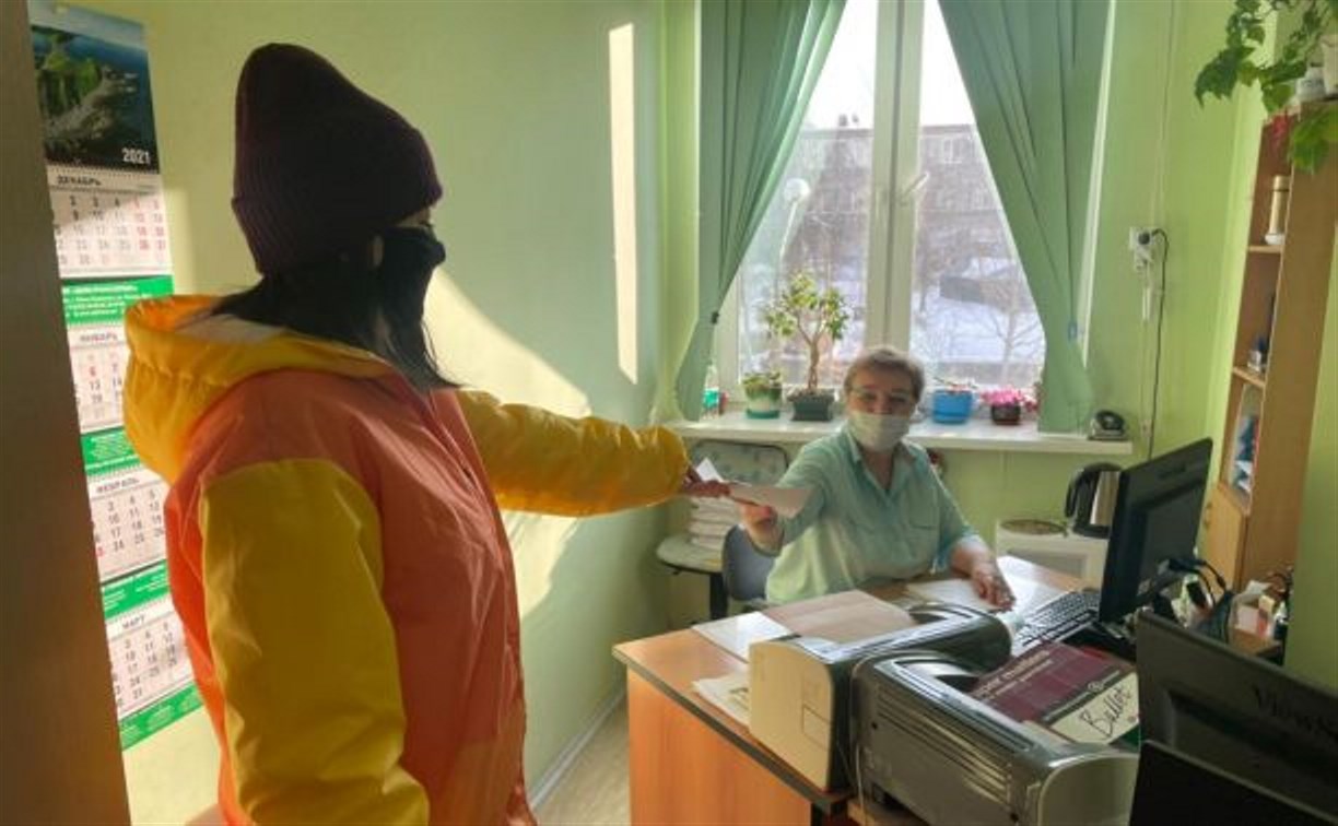 Корсаковским пенсионерам приносят льготные лекарства волонтёры
