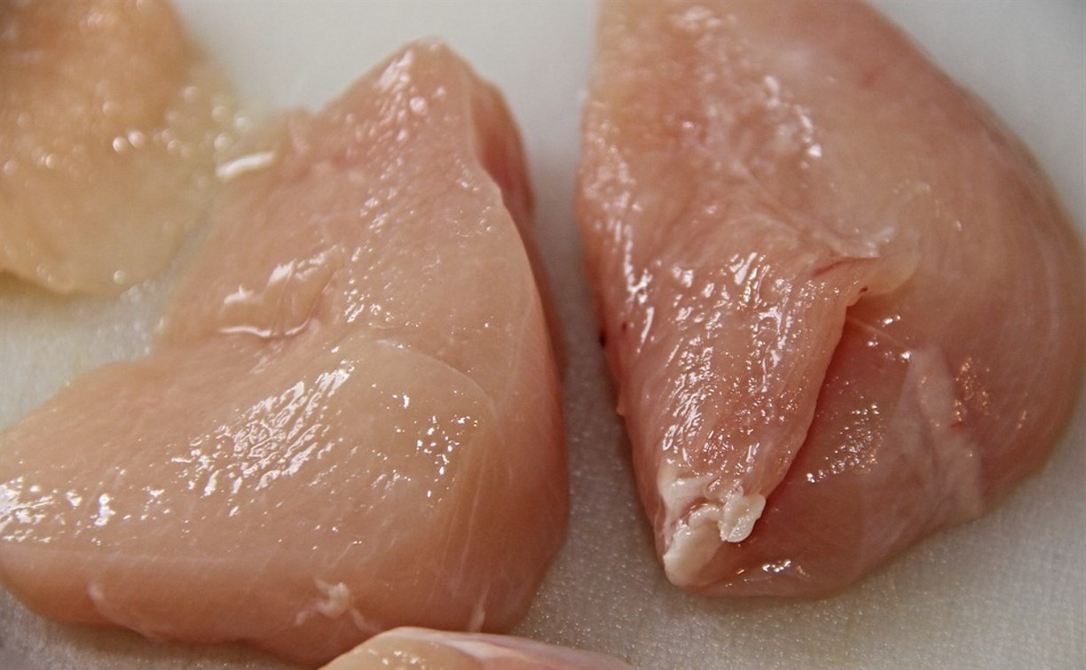 Несвежее мясо цыпленка из Белгородской области нашли на Сахалине