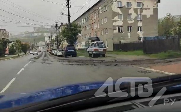 Большегрузы вынесли грязь на дорогу в Холмске