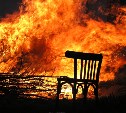 Лес едва не загорелся в Корсаковском районе из-за пожара в доме