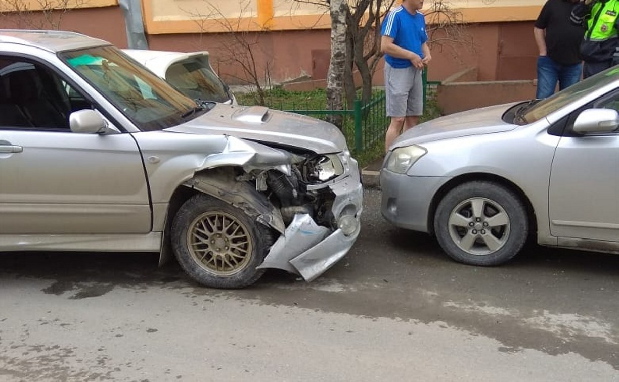 Пьяный на Subaru разбил 4 припаркованные машины в Южно-Сахалинске