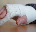 Сахалинка получит 100 тысяч рублей от УК за перелом руки, который она получила из-за наледи во дворе 