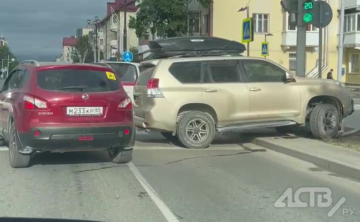 Внедорожник снёс знак "Стоп" в результате ДТП в Южно-Сахалинске
