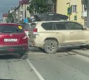 Внедорожник снёс знак "Стоп" в результате ДТП в Южно-Сахалинске