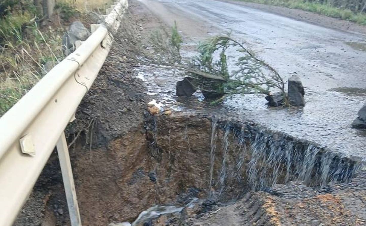 На участке автодороги аэропорт Шахтёрск - Бошняково восстановили движение 